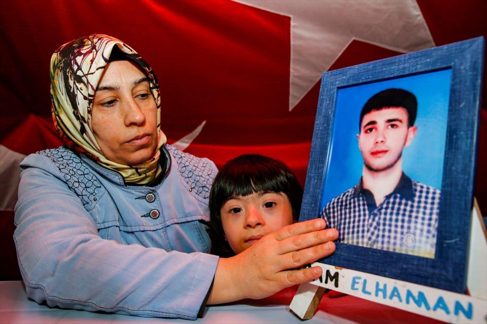 <p>Faruk benim yanımda değil, kokusunu alamıyorum. Anneler Günü'nde bana aldığı ayakkabı vardı, bu günde ondan bana kalan sadece odur. Oğlum benim için en büyük hediye sensin. Yanıma gelirsen dünya benim olur." diye konuştu.</p>

<p> </p>
