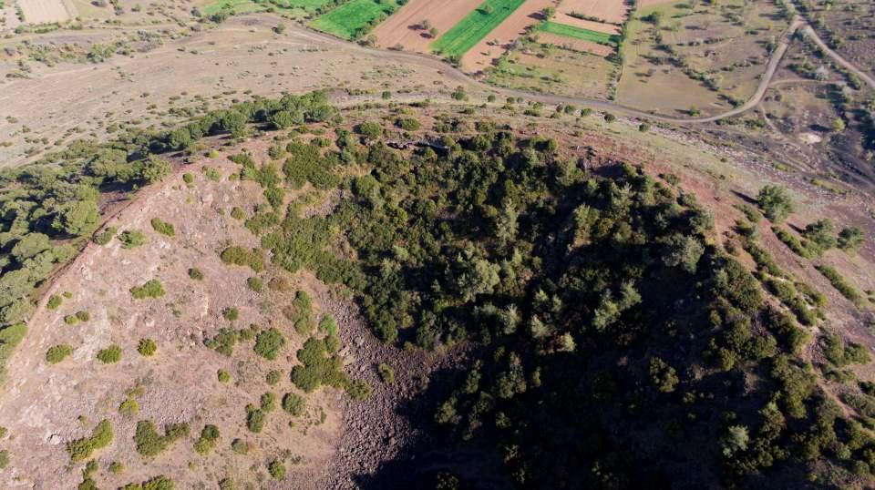 <p>Şu an üzerinde bulunduğumuz jeosit Kula Divlit Volkanik Parkı olarak adlandırdığımız bir tematik park. Jeopark sahası içerisinde ayrı bir tematik park olarak değerlendirdiğimiz bir bölge. Bu tematik parkın içerisinde yaklaşık 6-7 tane ayrı ayrı hepsi volkanolojiyle ilgili olmak üzere jeositlerimiz mevcut. Volkan konisi ve çeşitli noktalardan çıkmış olan bu lavların sönerek oluşturduğu bir topografya burası. Yaklaşık yaşı 11 bin yıl olan bu volkan konisi Türkiye’nin de en genç volkan konilerinden bir tanesi. Zaten Kula bölgesi Türkiye’nin en genç volkan sahalarından biri” dedi.</p>