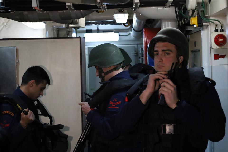 <p>Savaş gemisi olarak da geçen arama kurtarma gemisinde 2 çeşit silah bulunuyor. Bu silahlardan biri de gemin baş tarafında bulunan 40-70 milimetre çapındaki top, diğeri de köprünün üst tarafındaki 12.7 milimetre makineli tüfek.</p>