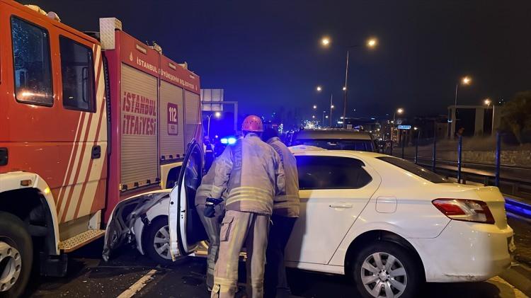 <p>İstanbul Pendik'te iki aracın karıştığı kazaya müdahale eden itfaiye ekibinin aracına başka bir otomobil çarptı. Her iki kazada da 2'si ağır 5 kişi yaralanırken, yaralılara ilk müdahaleyi itfaiye erleri yaptı.</p>

<p> </p>
