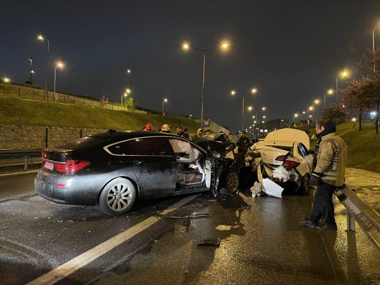 <p>İtfaiye ekipleri araç içerisinde sıkışan sürücüyü bulunduğu yerden çıkartarak sağlık ekiplerine teslim etti. Yaralı sürücü olay yerinde yapılan ilk müdahalenin ardından hastaneye kaldırıldı.</p>

<p> </p>
