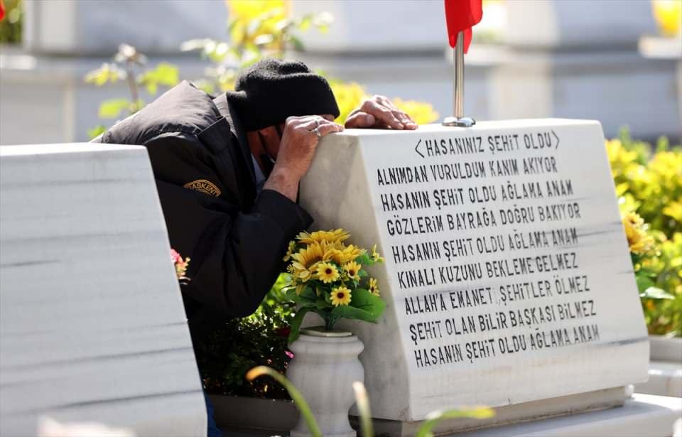 <p><strong> "Yetiştirme yurdunda beraber büyüğü arkadaşının mezarını ziyaret etti"</strong></p>

<p>Adana Kozan'da 2 hafta önce trafik kazasında şehit düşen Burak Şahin'in eniştesi Enis Çetin, "Nasıl yaşanabilirse öyle geçiyor, buruk. Çok güzel bir insandı. </p>
