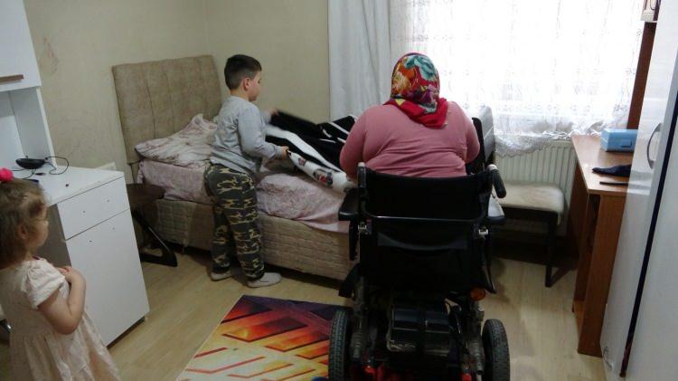 <p>2008 yılında kemik erimesi nedeniyle ayaklarımı kaybettim. Ama hiçbir şekilde anne olmama engel değil. Allah’a şükürler olsun iyi ki çocuklarım olmuş. Allah ömür verdikçe çocuklarımla mücadele etmeye çalışıyorum, çalışacağım da" ifadelerini kullandı.</p>
