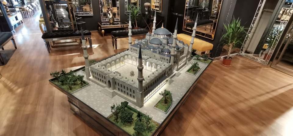 <p>Ordu'nun Altınordu ilçesinde, ayna tasarımcısı Serkan Alper (46), 7 bin ahşap parçayı birleştirerek tarihi Sultanahmet Camisi'nin maketini yaptı. </p>
