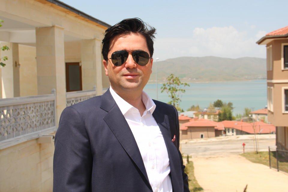 <p>Yavaş yavaş hareketlenmeye başladık. Yazın burası Antalya sahillerini aratmıyor. Sivrice ilçesi cıvıl cıvıl bir hale bürünüyor. On binlerce vatandaşımızı burada ağırlamayı düşünüyoruz. </p>