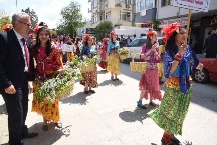 <p>Şenliklerin Keşan'da ilk kez düzenlendiğini ifade eden Helvacıoğlu, "Gelenekleri yaşatalım diye Kültür ve Turizm Bakanlığımızın desteğiyle bu şenliği organize hale getirdik." dedi.</p>

<p> </p>
