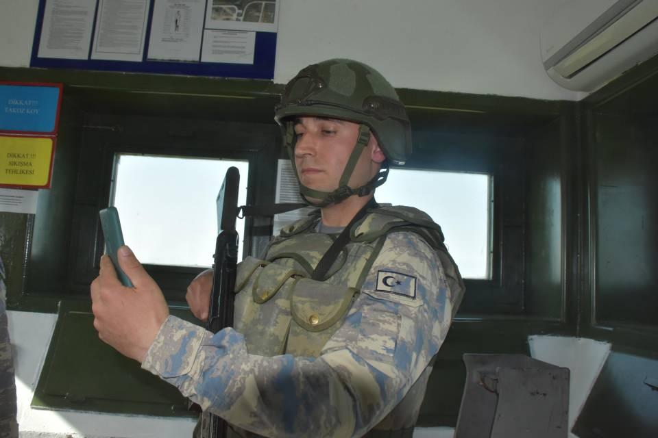 <p> Üste CN-235 uçağı ile 24 hafta tekamül uçuş eğitimi alıp tamamlayanlar ulaştırma pilotu olurken, UH-1H ve AS-532 Cougar helikopterleriyle 24 hafta eğitim gören adaylar helikopter pilotu olup, pilot brövesi takıyor.</p>

<p> </p>
