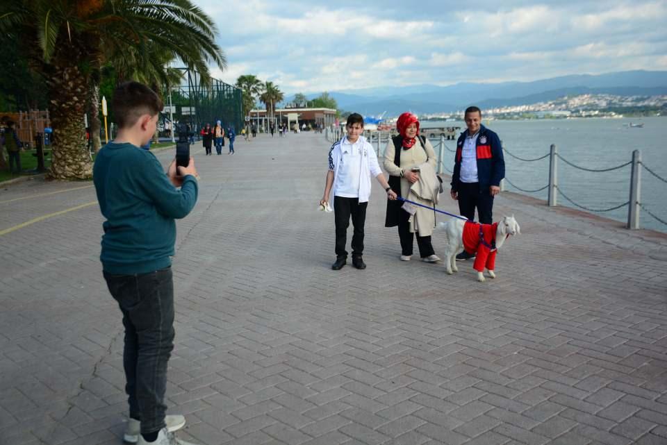 <p>Ona bir sürü elbise aldım, mont aldım. Ona biberonla süt ve su içiriyorum, arabaya bindiriyorum. </p>
