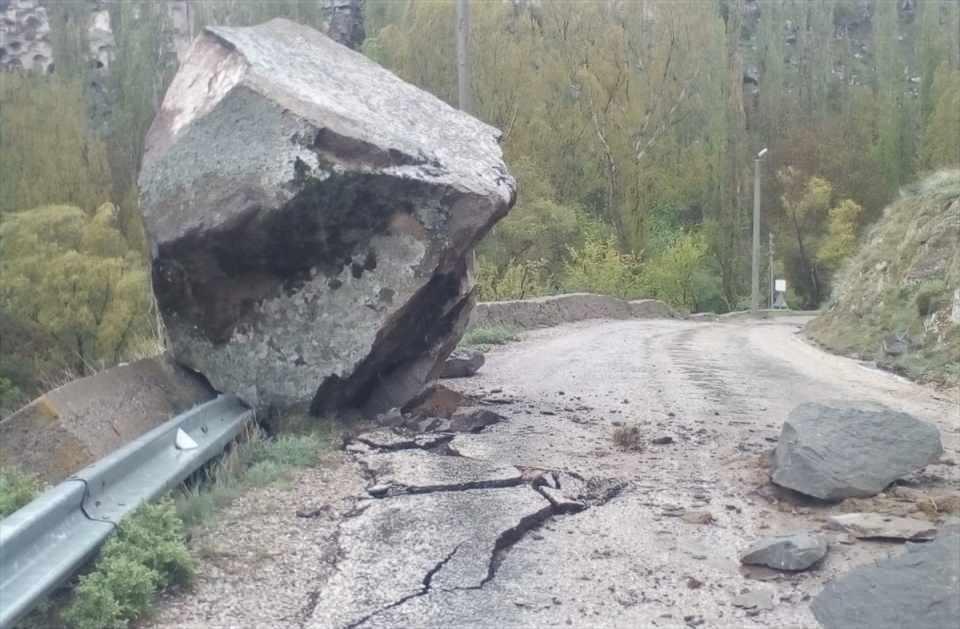 <p>Kentte dün akşam saatlerinde başlayan ve gece etkisini artıran sağanak, Güzelyurt ilçe merkezi ile ilçeye bağlı Selime beldesinde hayatı olumsuz etkiledi.</p>

<p> </p>
