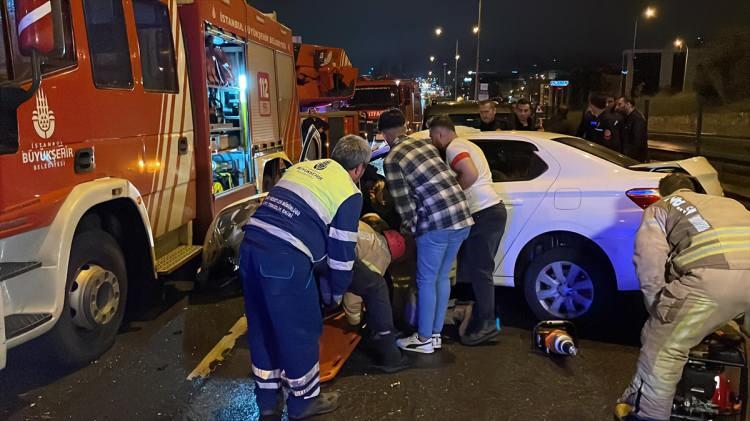 <div>İtfaiye ekiplerinin müdahalesiyle sıkıştıkları yerden kurtarılan yaralılar sağlık ekiplerine teslim edildi. Sürücü İbrahim Çakmak ve yolcu koltuğunda oturan Nilgün Dinç kazayı hafif şekilde atlatırken, otomobilde bulunan diğer iki kişi ağır şekilde yaralandı.</div>

<div> </div>
