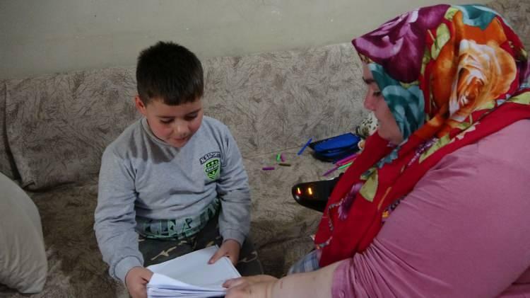 <p>Kendini çocuklarına adayan Melek Çoban, “Benim iki oğlum, bir kızım var. Allah'a şükürler olsun engelliyim ama evlatlarıma gül gibi, çiçek gibi bakmaya uğraşıyorum ve mücadele ediyorum. </p>
<p> </p>