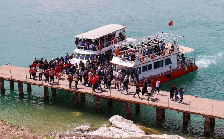 <p><em><strong>Göldeki adaların tanıtılması için çalışmalarına devam ettiklerini belirten Uslu, şunları kaydetti:</strong></em></p>

<p>"Etkinliklerle adalar üzerindeki diğer birleşenleri ön plana çıkararak hak ettiği noktaya gelmesi, daha iyi tanıtılması için de elimizden gelen çabayı sarf ediyoruz. </p>
