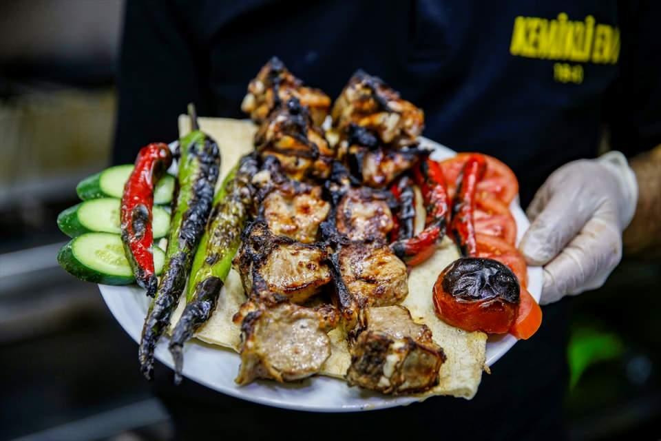 <p>Tarihi ve kültürel potansiyelinin yanı sıra zengin mutfağıyla tanınan Diyarbakır'da ciğer kebabın yanı sıra kemikli kebap da ilgi gören lezzetler arasında bulunuyor.</p>

<p> </p>

