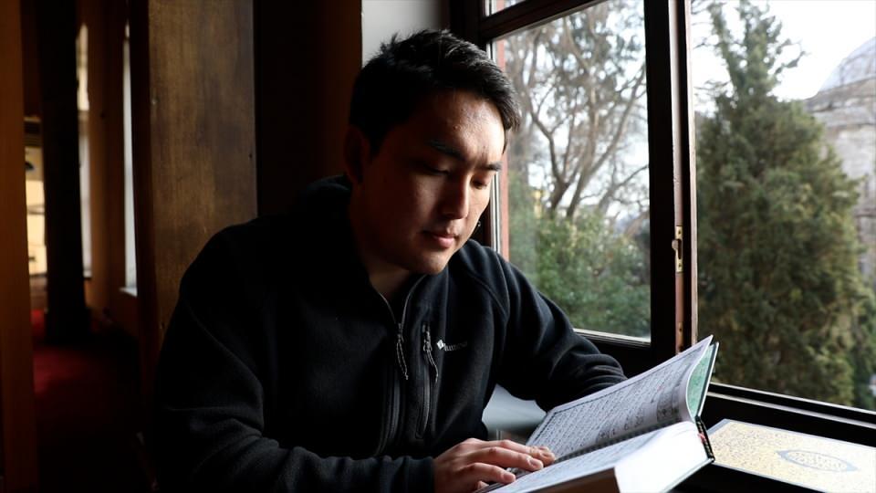 <p>Ali Hiroaki Kawanishi, Müslüman olmasının ardından, 2015’te İbn Haldun Üniversitesi'nde Medeniyet Araştırmaları programında yüksek lisans eğitimine başladığını ve İstanbul Araştırma ve Eğitim Vakfı’nda (İSAR) İslami ilimlerle ilgili eğitim gördüğünü söyledi.</p>
<p> </p>