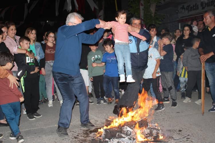 <p>Havanın kararmasıyla kentin birçok ilçesinden vatandaşlar Tepecik Mahallesi'ne geldi.</p>

<p> </p>
