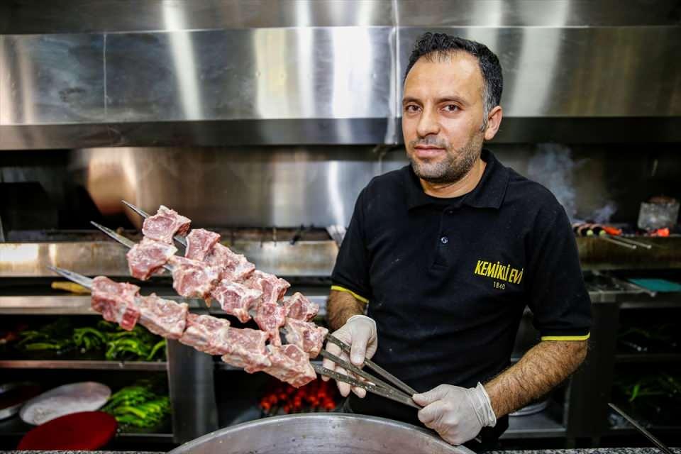 <p>Kuzunun sadece sırt bölgesindeki kemikli etin kullanılması dolayısıyla sınırlı miktarda hazırlanan kebap, süt, tuz ve zeytinyağının da bulunduğu özel hazırlanan sosta bir gün bekletiliyor.</p>
<p> </p>