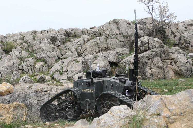 <p>DİNÇER isimli insansız kara aracı hakkında bilgiler veren Elektroland Ürün Geliştirme Mühendisi Mehmet Burak Bölük ise, “Öncelikle 2018 yılında özellikle Kara Kuvvetlerinin METİ (Mayın, El Yapımı Patlayıcı Tespit ve İmha) Timlerinin ve PMKİ (Patlayıcı Madde Keşif ve İmha) Timlerinin bunun gibi bir cihaza ihtiyacı olduğu ortaya çıktı. Yapılan birkaç demo cihaz sonrasında tam özellikli halde olan DİNÇER meydana geldi. Kullanım yerleri olarak ürün genelde; Kuzey Irak, Suriye, Libya, güvenlik güçlerinin genelde meskun mahal aramaları olsun, ya da şüpheli araç, paket aramaları olsun bunun gibi tehlikeli durumlarda personel gitmeden cihazı göndererek gerekli kontrol işlemlerini yapıyorlar.</p>