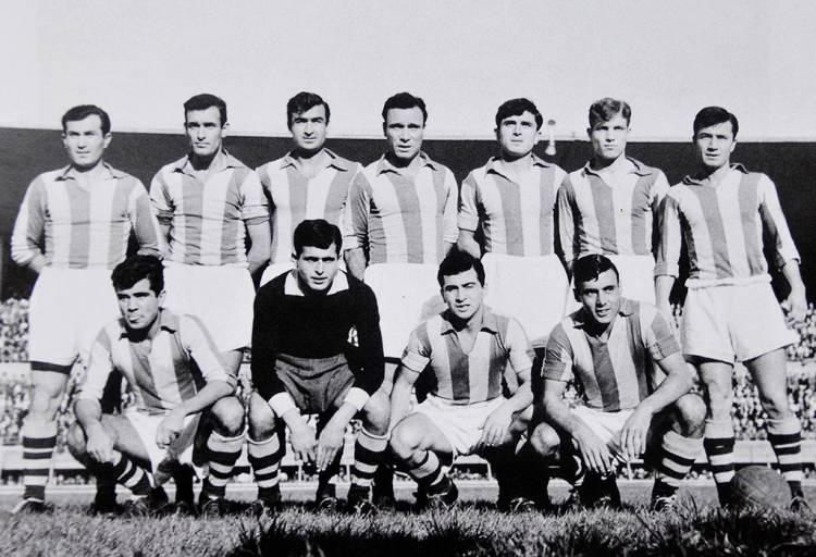 <p>1953 İstanbul Profesyonel Ligi şampiyonu Fenerbahçe</p>

<p> </p>

<p> </p>

<p>(1952-1959 yılları arasında sadece İstanbul'da düzenlenen ve yalnız bu ildeki takımların katılabildiği eski futbol ligidir. Resmi statüde geçerliliği bulunmamaktadır)</p>

