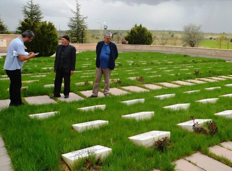 <p><strong>Savaşın çok zor şartlar altında gerçekleştiğini babasının hatıralarından öğrendiğini belirten Doğan, şöyle konuştu:</strong></p>
<p>"Babam yaz aylarında yaylada hayvanlarımızla ilgilenirken jandarma karakol komutanı, yaşadığımız Yenipınar köyüne gelerek meydan muharebesini haber vermiş ve savaşa katılmak için gönüllü aradığını söylemiş. Babam Hacı Doğan da o an için üzerinde bulunan kıl şalvar, boz aba ve ayağındaki çarıkla savaşmak için birliklere katılmış."</p>
