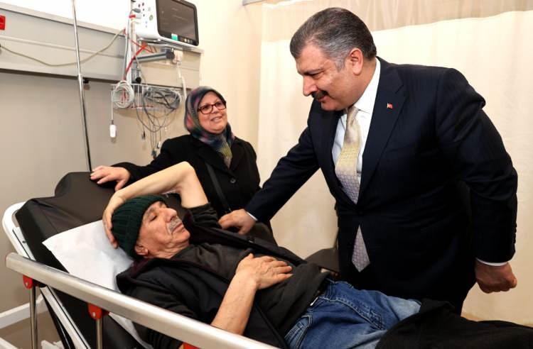 <p>Sağlık Bakanı Fahrettin Koca, gece yarısı İstanbul'da bazı hastanelerin acil servislerini ziyaret ederek sağlık çalışanlarının ve hastaların bayramını kutladı.</p>

