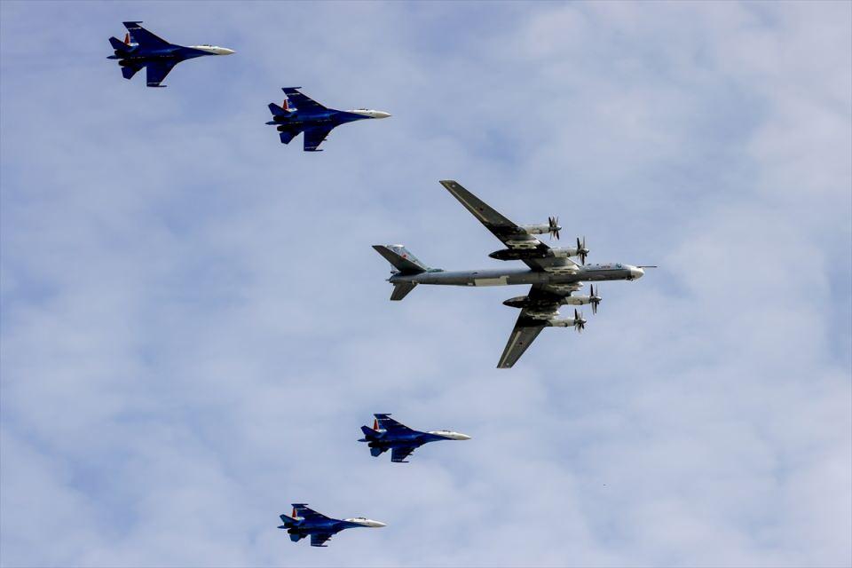 <p>Rus Tupolev Tu-95 stratejik bombardıman uçağı provada yer aldı.</p>
