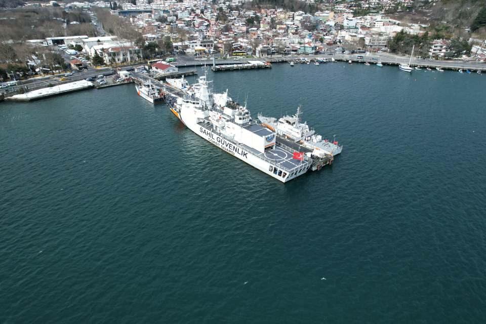 <p>Sahil Güvenlik Marmara ve Boğazlar Bölge Komutanlığı; Karadeniz, Marmara Denizi ve Ege Denizi'ndeki sorumluluk sahasında can ve mal emniyetinin sağlanması, her türlü yasa dışı faaliyetin önlenmesi ve deniz kaynaklarının sürdürülebilir şekilde korunmasına yönelik faaliyetlerine tüm hızıyla devam ediyor. </p>

<p> </p>
