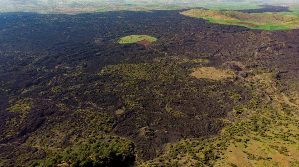 <p>Manisa’da Kula-Salihli UNESCO Global Jeoparkı içerisinde bulunan Türkiye’nin en genç volkanik yapısı, 2 yıllık korona virüs salgını sonrası misafirlerini ağırlamaya başladı. Yerli ve yabancı pek çok turistin ilgiyle gezdiği 11 bin yıllık volkan konileri, ziyaretçileri kendine hayran bırakıyor.</p>