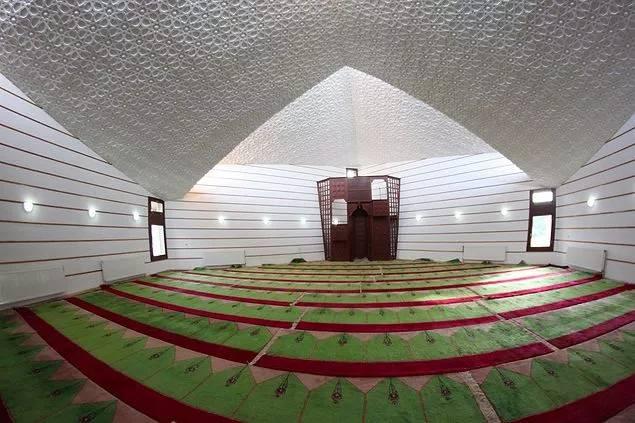 <p><strong>Abdurrahman Erzincani Camii (1960)</strong><br />
<br />
Mimari ve estetik tarzı ile modern cami mimarisi alanında ülkemizde örnek gösterilen camilerden birisidir.</p>
