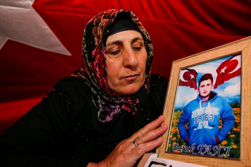 <p><strong>- "Anneler Günü bizim için acı ve kederi ifade ediyor"</strong></p>
<p>Ellerinde fotoğraflarıyla evlatlarının yolunu gözleyen annelerden Necibe Çifçi, AA muhabirine, tek isteğinin 6 yıl önce 16 yaşında dağa kaçırılan oğlu Rojhat'a kavuşmak olduğunu söyledi.</p>
<p>Oğlundan ayrı olduğu için Anneler Günü'nü buruk geçirdiğini belirten Çifçi, dağa kaçırılmadan önce oğlunun her Anneler Günü'nde kendisine çiçek ya da hediye aldığını belirtti.</p>
<p> </p>