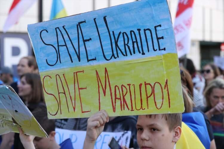 <p>"Ukrayna'nın yanındayız", "Savaşa hayır" ve "Ukrayna AB" yazılı pankartlar taşıyan göstericiler, "Ukrayna'ya özgürlük" ve "Ukrayna Avrupa" şeklinde sloganlar attı.</p>