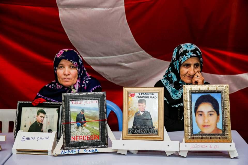 <p><strong>- "Yanıma gelirsen dünya benim olur"</strong></p>

<p>Oğlu Faruk için oturma eylemini sürdüren anne Rahime Taşçı da 8 yıldır oğlundan haber alamadığını, evladına kavuşana kadar eylemi sürdüreceğini söyledi.</p>

<p> </p>
