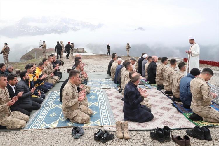<p>Askerlerin Ramazan Bayramı'nı tebrik eden Bakan Soylu, bir süre üs bölgesi çevresinde incelemelerde bulundu, nöbet tutan askerlerle sohbet etti.</p>
