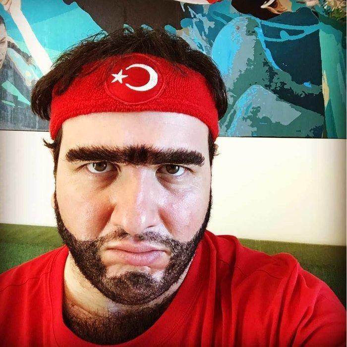 <p><span style="color:#B22222"><strong>Senaryonun yüzde kaçı değiştirilmiş?</strong></span></p>
<p><span style="color:#000000"><strong>Cengiz Yılmaz bu soruya “Kaba inşaat benim, camı çerçeveyi değiştirmiş. Küfürlerle kendine döndürmüş” diye cevap verdi.</strong></span></p>