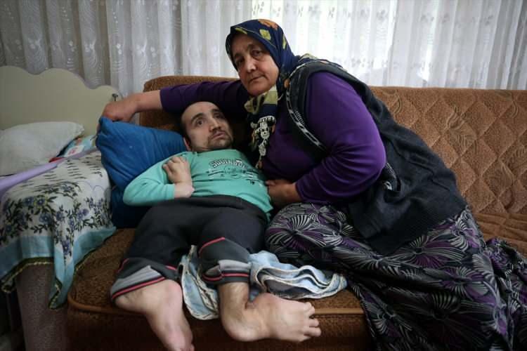 <p>Düzce'de yaşayan Nebile Perçin, 41 yaşındaki zihinsel ve bedensel engelli oğluna adeta bebek gibi bakıyor.</p>
