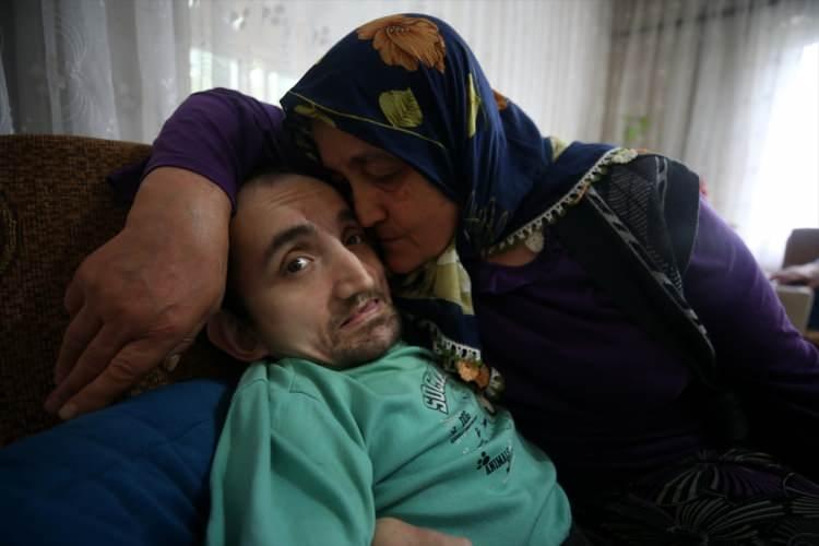 <p>Kaynaşlı ilçesinin Üçköprü köyünde ikamet eden 5 çocuk annesi 62 yaşındaki Perçin, hayatını, henüz 9 aylıkken geçirdiği rahatsızlık sonucu zihinsel ve bedensel engelli olan, gelişim geriliği bulunan oğlu Serkan'a adadı.</p>

<p> </p>
