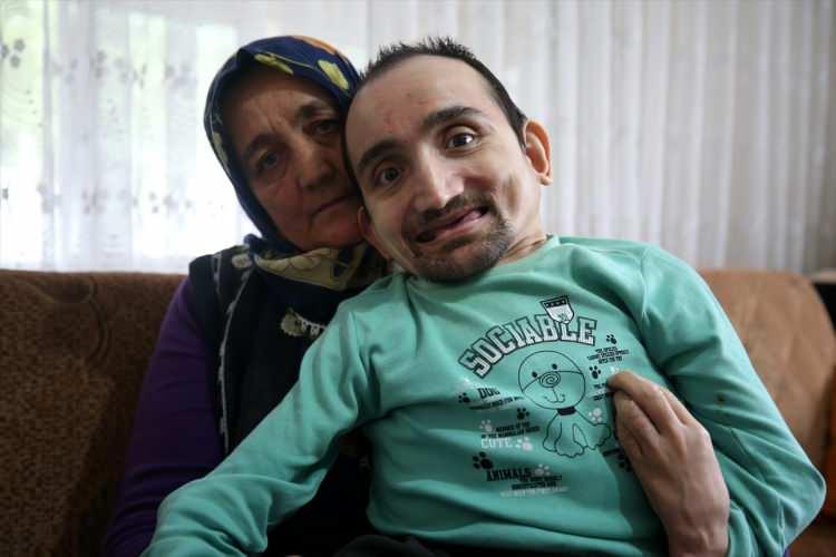 <p><strong> "41 yıldır birbirimizin sesi olmadan uyuyamayız"</strong></p>

<p>Nebile Perçin, AA muhabirine, oğlu ve eşiyle zorlu fakat huzurlu bir hayat sürdüklerini söyledi.</p>
