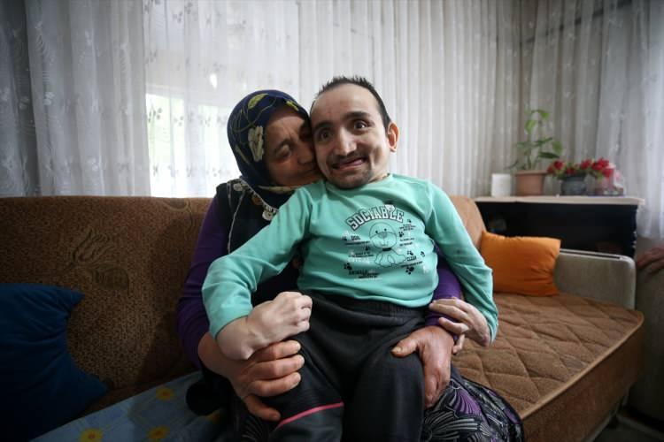 <p>Oğlunun 9 aylıkken geçirdiği rahatsızlık sonucu engelli kaldığını ve yaşamını yatağa bağımlı sürdürdüğünü ifade eden Perçin, "İlk göz ağrım oğlum benim. Onu çok seviyorum. </p>

<p> </p>
