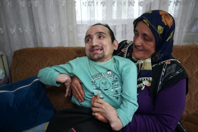 <p>Oğlumun yanına birisini bırakmadan gidemem. Kendimi oğluma feda ettim.</p>
