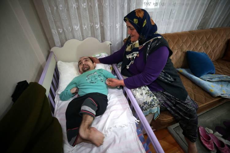 <p>Hayatını oğluna adadığını belirten Perçin, umreye gitmek istediğini ama oğlunu kimseye emanet edemeyeceği için bu isteğini gerçekleştiremediğini sözlerine ekledi.</p>

<p> </p>
