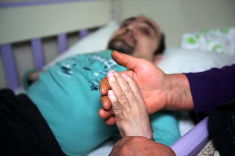 <p> Hep oğlumun yanında yatarım. Ömrüm boyunca onu tek yatırmadım. 4 kızım var, hepsi evlendi, gitti." diye konuştu.</p>

