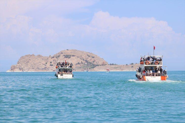 <p>Burayı ziyaret edenlerin yoğunluğu bu yıl daha çok ziyaretçi çekeceğimizin bir göstergesi. Dört aylık zamanda Akdamar Adası, 25 bin ziyaretçi ağırladı. Her gün bir önceki günden daha yüksek bir ziyaretçi potansiyelini görmemiz bizi memnun ediyor." diye konuştu.</p>

<p> </p>
