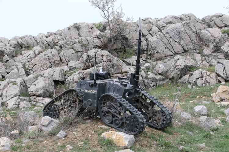<p>HANÇER’in kendine has özelliklerinden olan derecelendirilebilir bağımsız süspansiyon sisteminden de bahseden İnçeli, “HANÇER ön ve arka bağımsız palet süspansiyon sistemine sahip. Bu bize ne sağlıyor? Karın altı yüksekliğini 50 santimetreye kadar ayarlayabilmemizi sağlıyor. Yani yüzde 60 dik eğim, yüzde 30’a kadar yan eğim, 60 santime kadar hendek, 50 santime kadar sudan geçme gibi özellikler sağlayabilmekte. Şuan yarışma sürecimiz bitti ve seri üretim sürecine hazırlanıyoruz. Kara Kuvvetleri ve emniyet güçlerinin envanterine girmeye hazırlanıyor aracımız. Ayrıca fuarlara katılıyoruz ve aracımızı bir önceki fuarda da sergiledik. Orta Doğu ülkelerinden de büyük bir talep var” diye konuştu.<br />
 </p>
