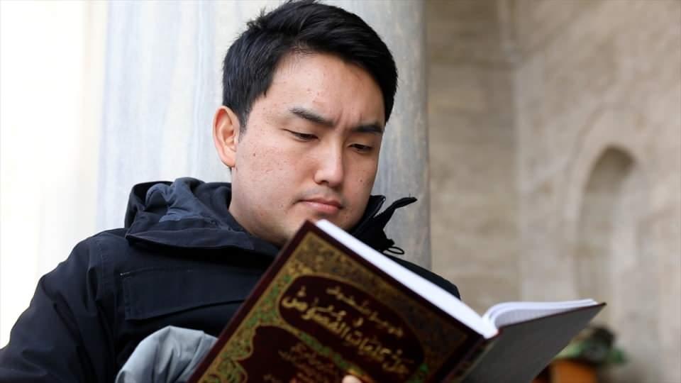 <p><strong>Müslüman olma hikayesini "ilginç" olarak değerlendiren Kawanishi, yaşadığı süreci şu sözlerle anlattı:</strong><br />
<br />
"İslam'ı öğrenirken fakültedeki dersler bir yere kadar yardımcı oldu. Hristiyanlık da ruhuma hitap etmiyordu. Tabiri caizse tarifsiz bir duygu içerisindeydim. Bir gün uyandım ve Müslüman olmaya karar verdim. O gün hiç tereddütsüz kimseye de danışmadan camiye gittim Müslüman oldum. Gerçek anlamda Allah'ın dilemediği hiçbir şey gerçekleşmez. 'Müslümanlık bana nasip oldu' diyebilirim."</p>