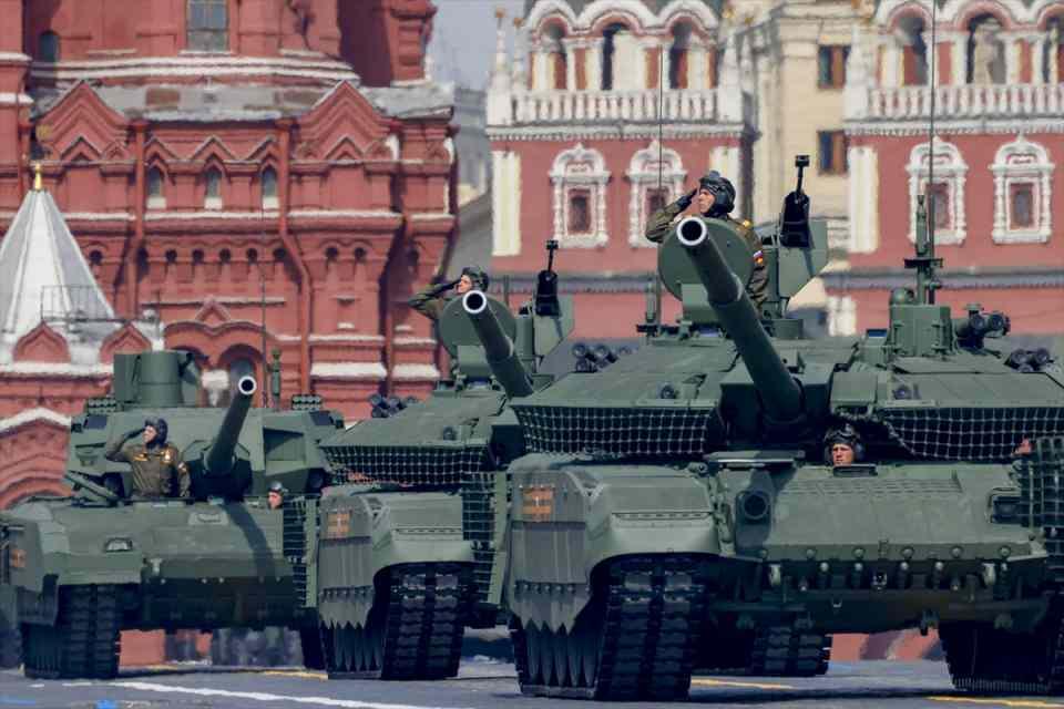 <p>Rus askeri araçları, Tarihi Kızıl Meydan’daki geçit törenine Tverskaya Caddesi'nden geçerek ulaştı. Rus yapımı T-72B3M tankları provada yer aldı.</p>

<p> </p>
