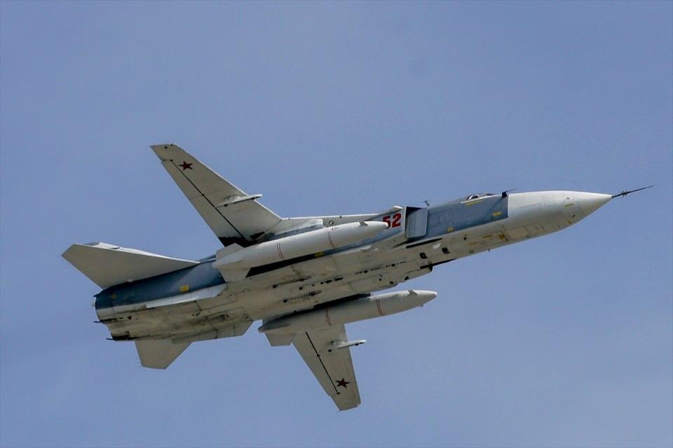 <p>Sukhoi Su-24MR uçağı provaya katıldı.</p>
