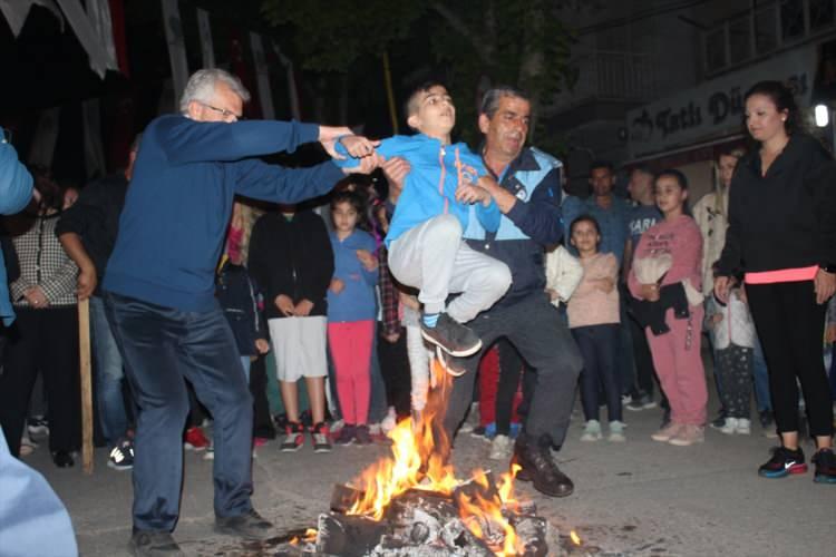 <p>Roman vatandaşlar, en güzel kıyafetlerini giyip, sokakları davul-klarnet eşliğinde, oynayarak dolaştı.</p>

<p> </p>
