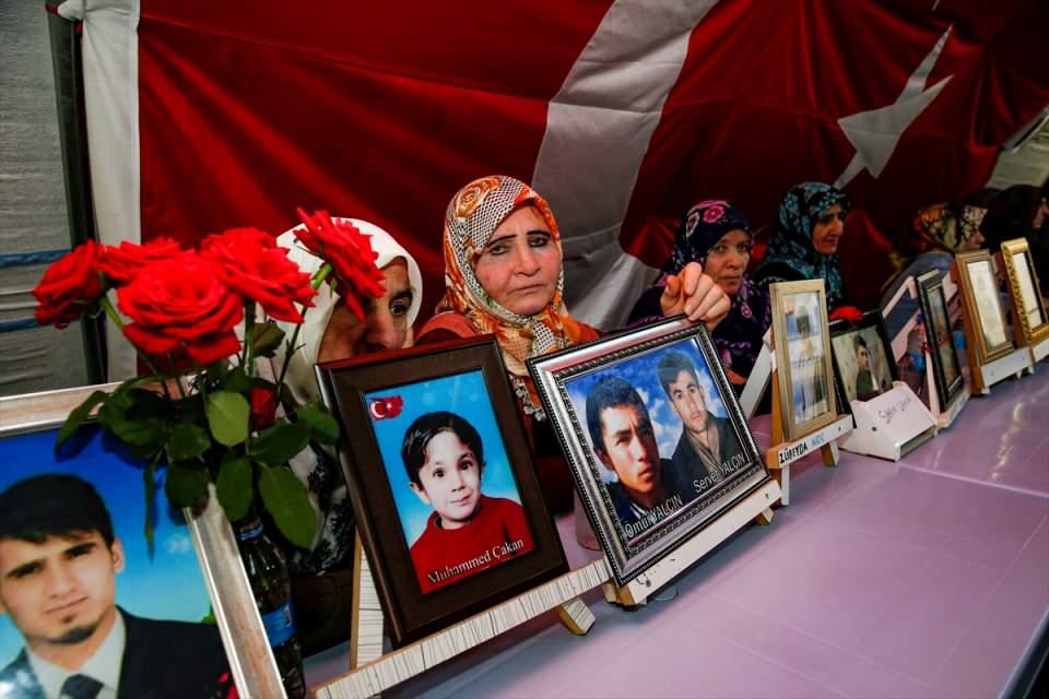 <p>Dağa kaçırılan çocuklarına kavuşma ümidiyle HDP il binası önünde oturma eylemi yapan Diyarbakır anneleri, bir Anneler Günü'ne daha evlatlarından ayrı giriyor.</p>

<p>Anne Hacire Akar'ın dağa kaçırılan oğlu Mehmet Akar için 22 Ağustos 2019'da HDP İl Başkanlığı önünde başlattığı oturma eyleminin sonuç vermesi, evladına kavuşmak isteyen diğer annelere de örnek oldu.</p>

<p> </p>
