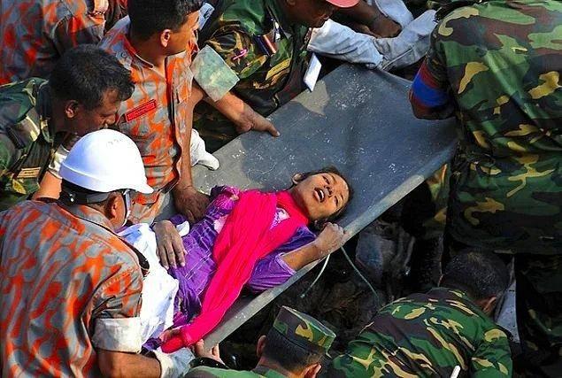 <p>16 günün ardından göçükten kurtarılan bir kadın</p>
