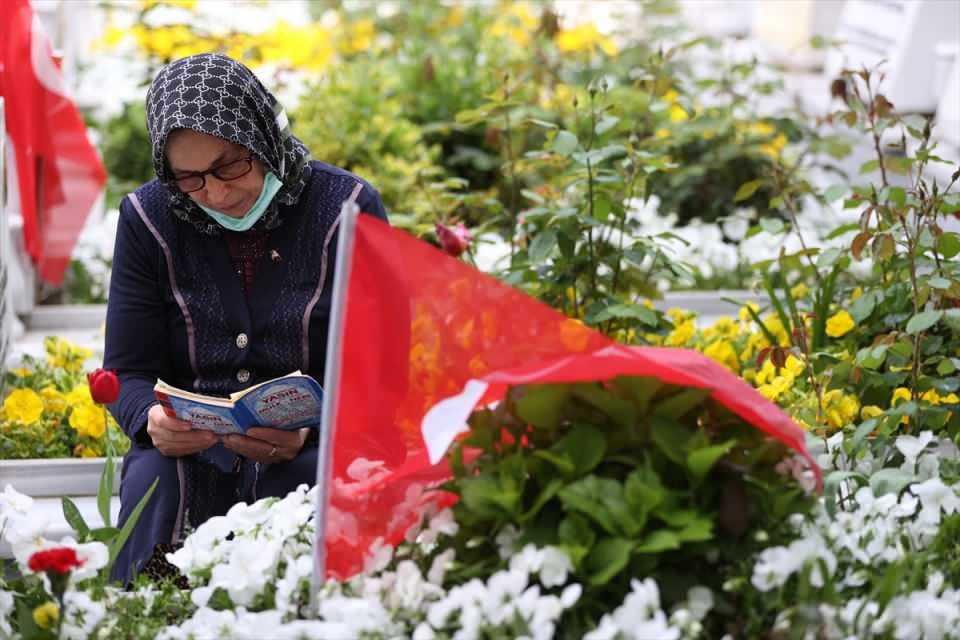 <p>Şehit amcasının kabrini ziyarete gelen Ece Doğrukartal da "Buraya gelince çiçek koyuyoruz, bayrak koyuyoruz, dua ediyoruz." diye konuştu.</p>
