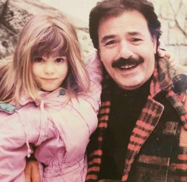 <p><span style="color:#FF0000"><strong>TUĞÇE TAYFUR KİMDİR?</strong></span></p>
<p><span style="color:#000000"><strong>18 Mart 1988 tarihinde İstanbul'da dünyaya gelen Tuğçe Tayfur, ünlü sanatçı Ferdi Tayfur ve sinema oyuncusu Necla Nazır'ın kızıdır. </strong></span></p>